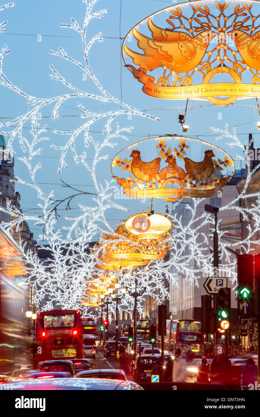 Regent Street dekoriert für die Weihnachtszeit, London, Vereinigtes Königreich Stockfoto