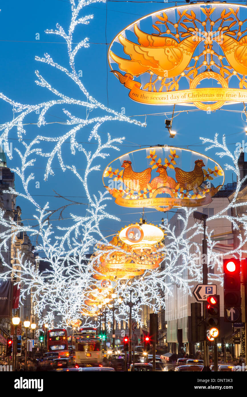 Regent Street dekoriert für die Weihnachtszeit, London, Vereinigtes Königreich Stockfoto