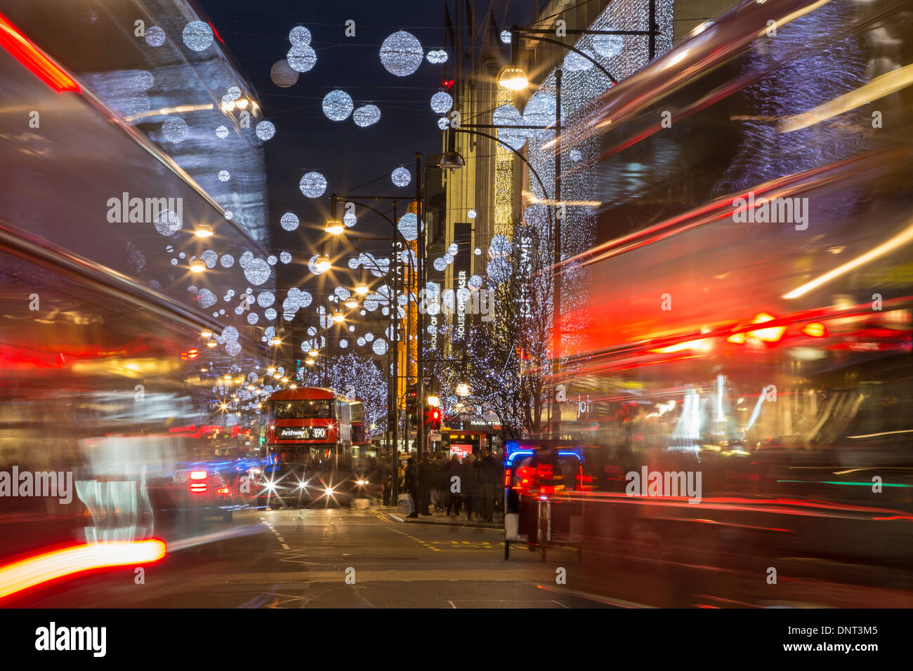 Oxford Street am Abend Weihnachtszeit, London, Vereinigtes Königreich Stockfoto
