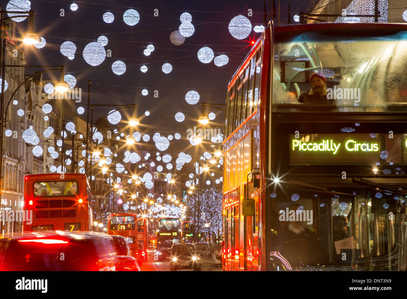 Oxford Street am Abend Weihnachtszeit, London, Vereinigtes Königreich Stockfoto
