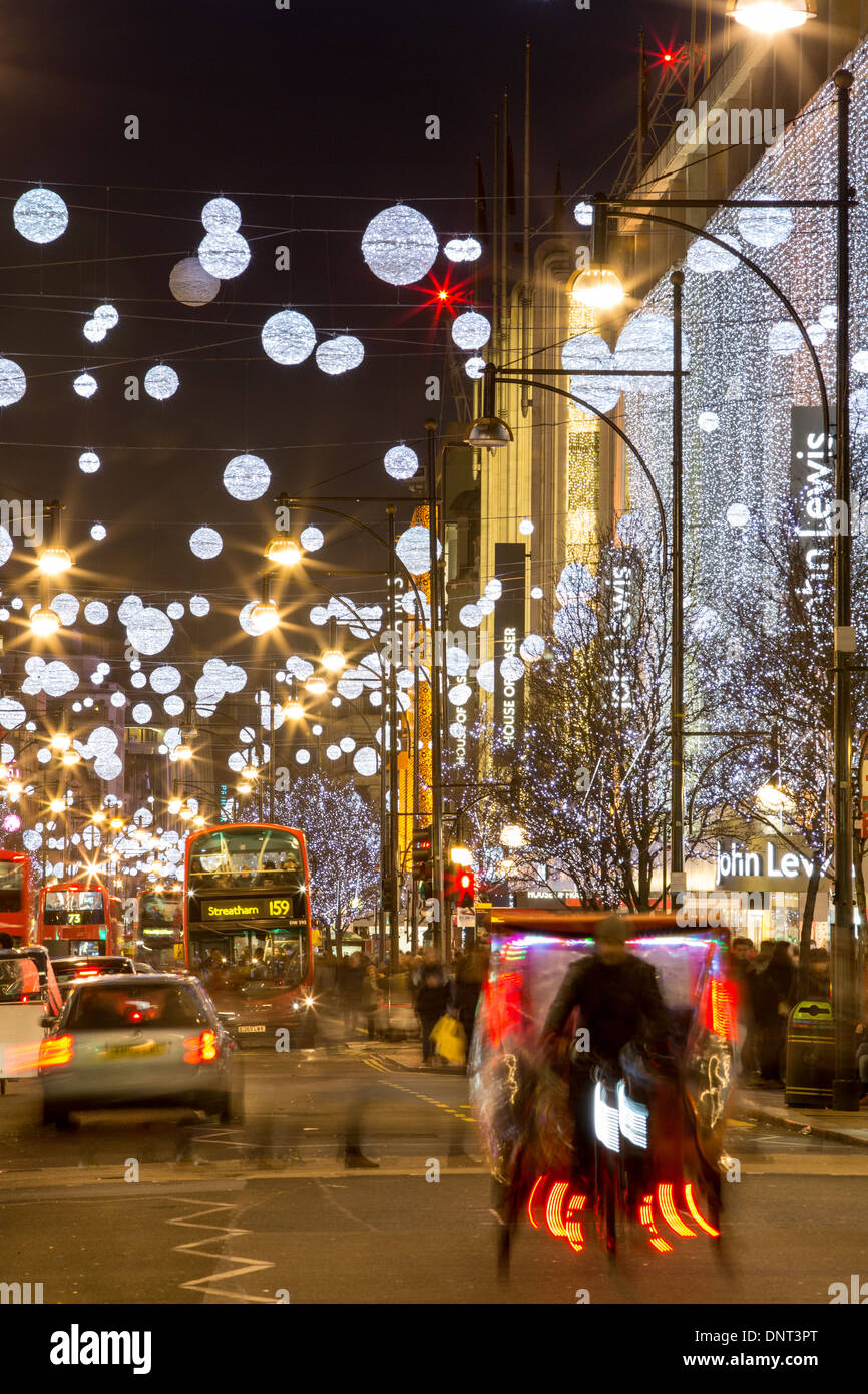 Oxford Street am Abend Weihnachtszeit, London, Vereinigtes Königreich Stockfoto