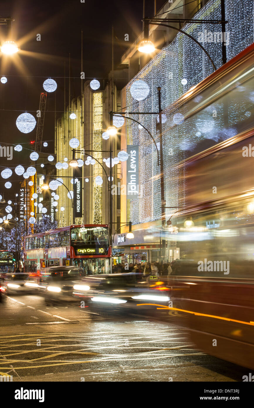 Oxford Street am Abend Weihnachtszeit, London, Vereinigtes Königreich Stockfoto