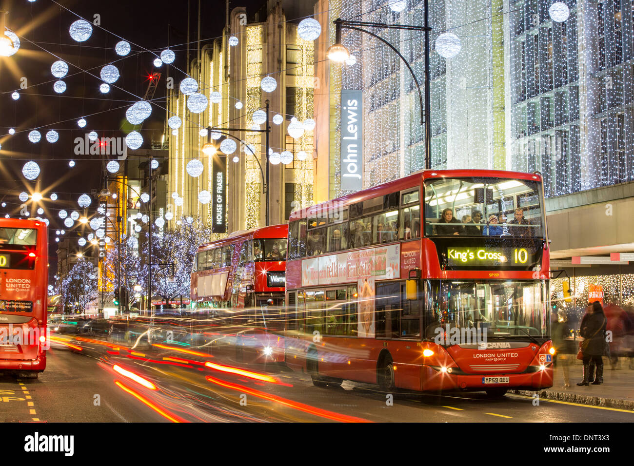 Oxford Street am Abend Weihnachtszeit, London, Vereinigtes Königreich Stockfoto
