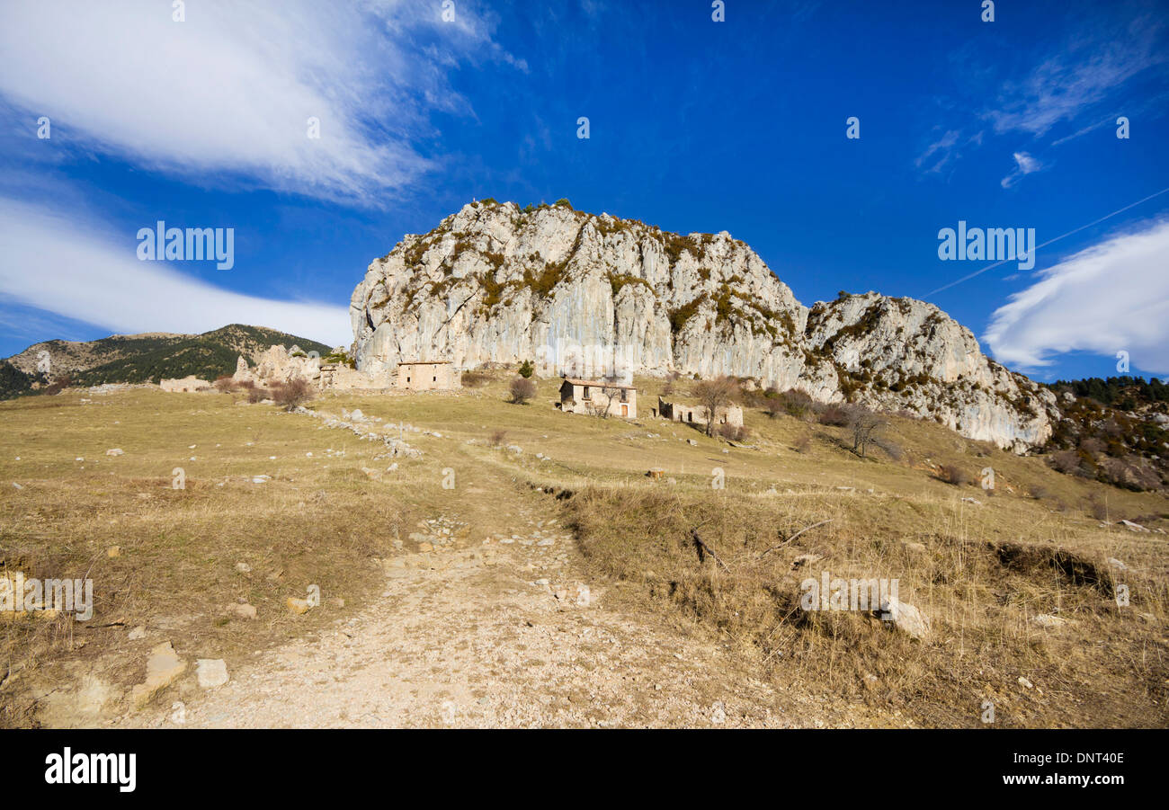 Peguera, alte verlassene Dorf (1.700 m) in Berguedà, Katalonien (Spanien) mit einem seltsamen Berg hinter Stockfoto