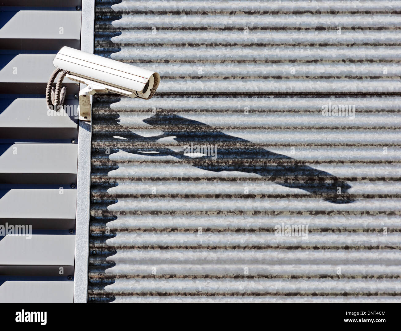 Überwachung Überwachungskamera an industriellen Wand Stockfoto