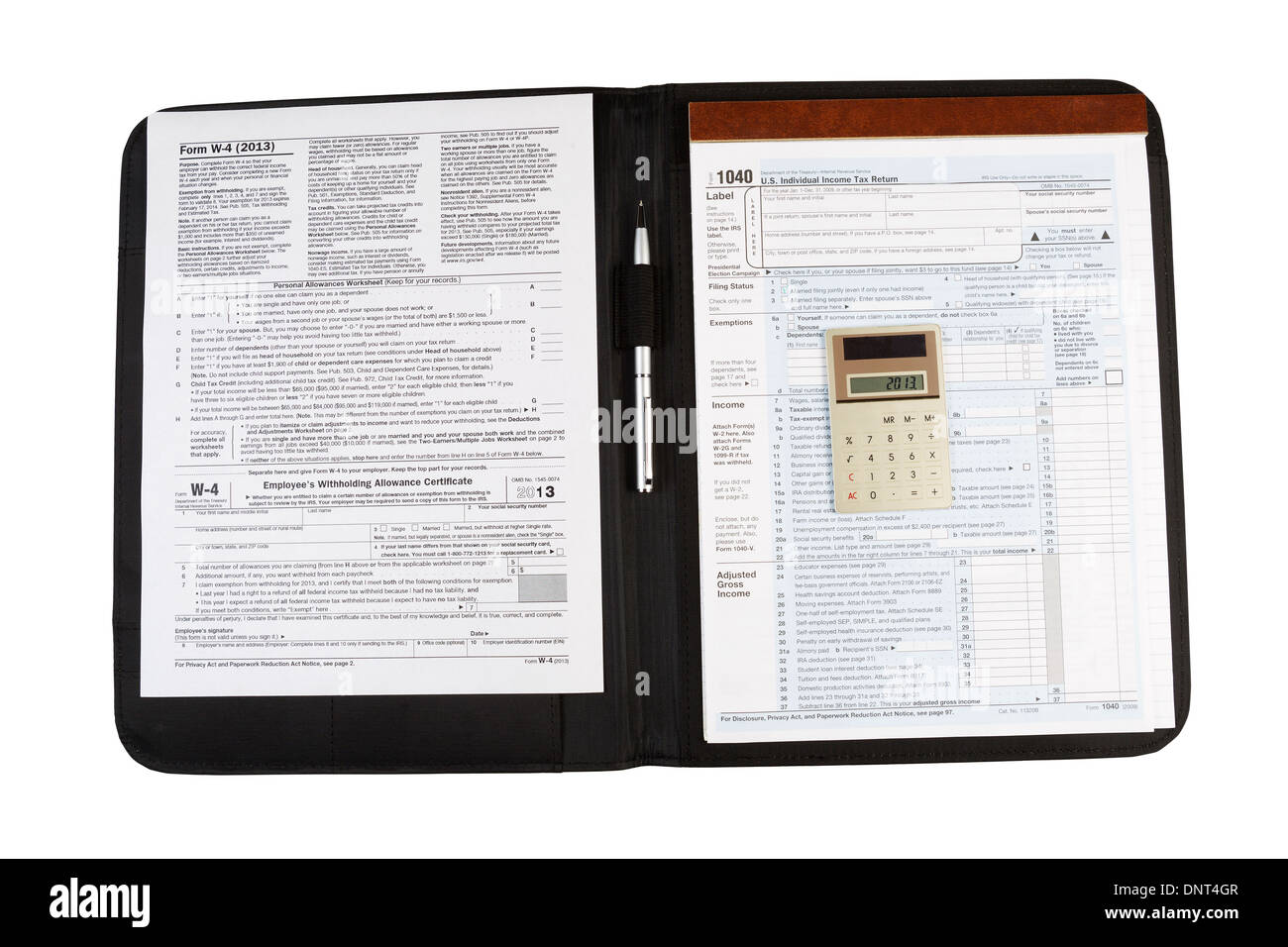 Horizontale Foto von United States Tax Form 1040, für individuelle Einkommen, mit Taschenrechner und Kugelschreiber auf Nylon Geschäft Ordner liegen Stockfoto