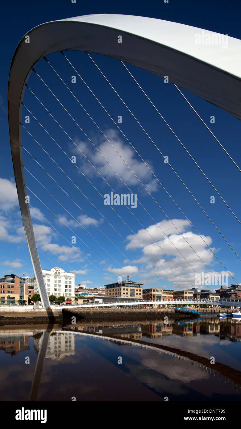 Tagsüber Blick im Sommer von Gateshead Millennium Bridge, Blick über den Fluss Tyne in Richtung Newcastle Stockfoto