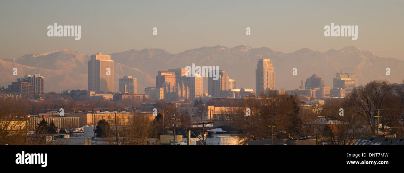 Salt Lake City mit der Wasatch-Gebirge durch die Verschmutzung Stockfoto