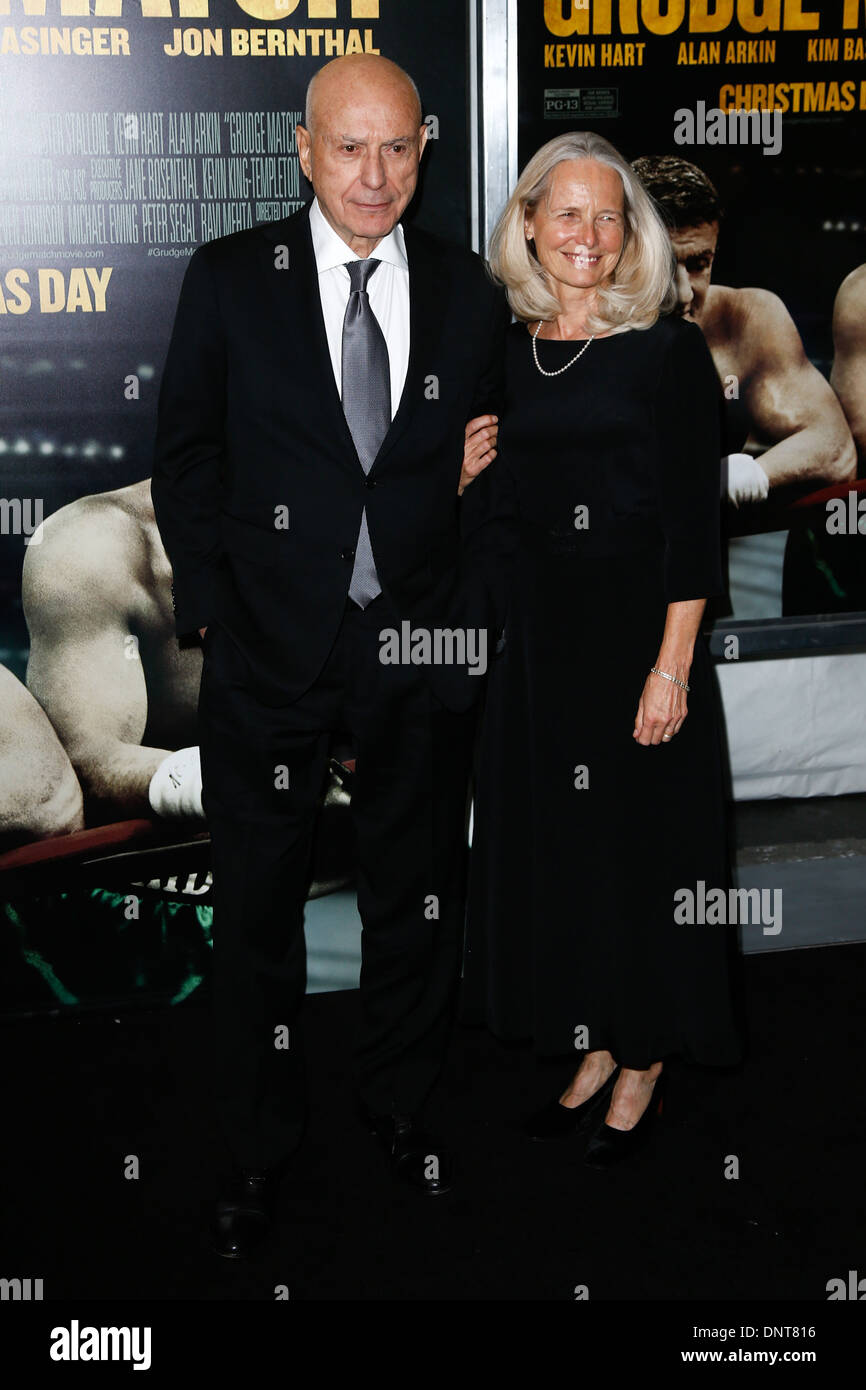 Schauspieler Alan Arkin und Frau Suzanne Newlander besuchen die Weltpremiere von "Grudge Match" im Ziegfeld Theatre. Stockfoto