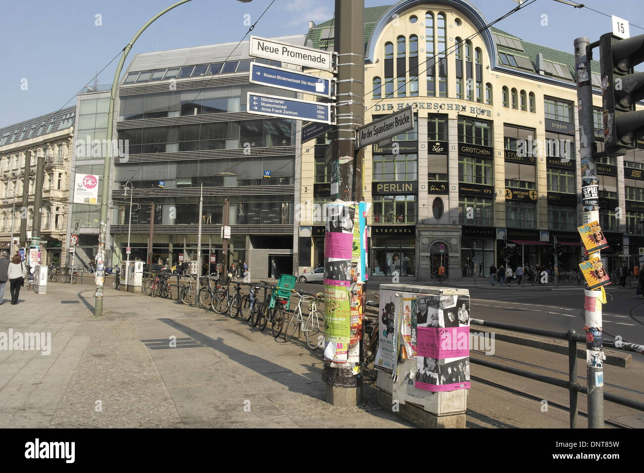 Sonnigen blauer Himmel Blick An der Spandauer Straße am Hackescher Markt in Richtung Rosenthaler Straße Fassade Hackeschen Hof, Berlin Stockfoto