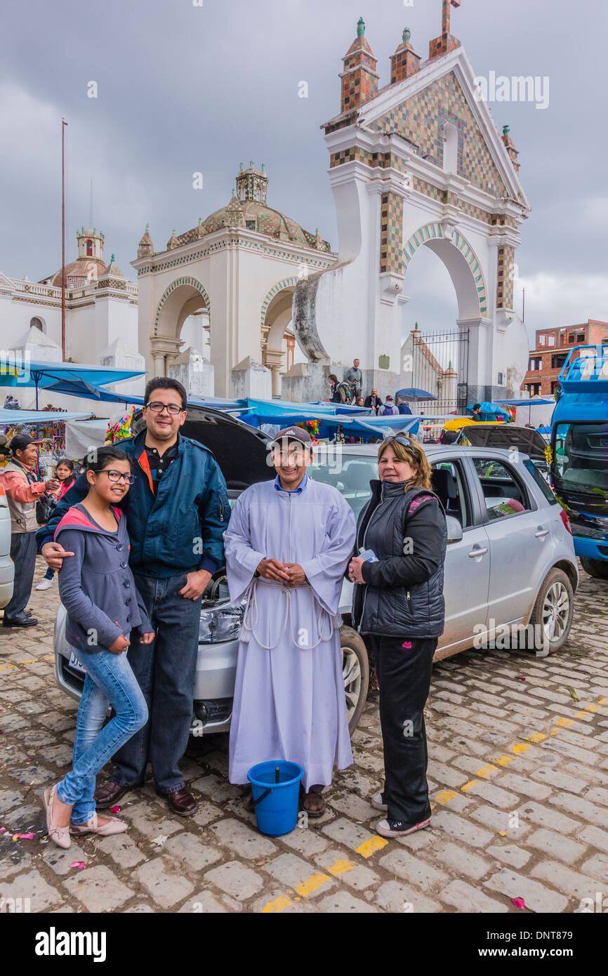 Eine kleine Familie Gruppierung bei den Segen der Automobile in der Basilika unserer lieben Frau von Copacabana in Copacabana, Bolivien. Stockfoto