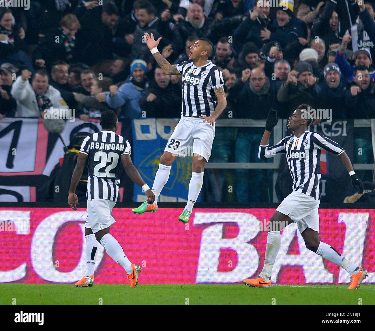Turin, Italien. 6. Januar 2014. Arturo Vidal (C) Juventus der feiert in der italienischen Serie A-Fußballspiel gegen die Roma in Turin, Italien, 5. Januar 2014. Juventus gewann 3: 0. Bildnachweis: Alberto Lingria/Xinhua/Alamy Live-Nachrichten Stockfoto