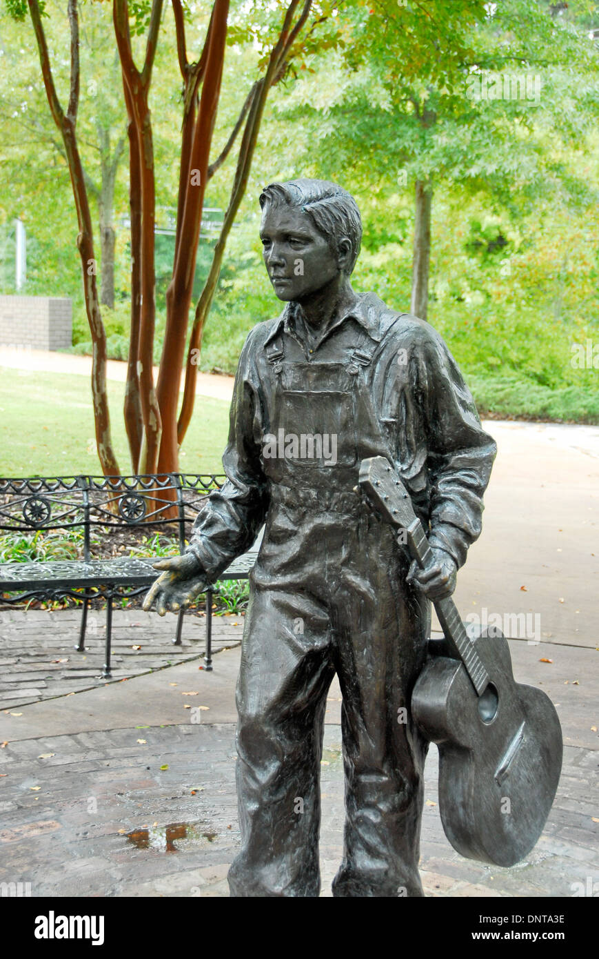 Statue von Elvis Presley als junge mit seine erste Gitarre in Tupelo, Mississippi, Heimat von Elvis Presley für seine ersten 13 Jahre Stockfoto