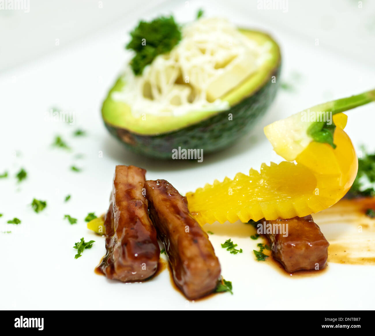 Köstliches Gourmet-Teller mit Avocado auf den weißen Teller Stockfoto