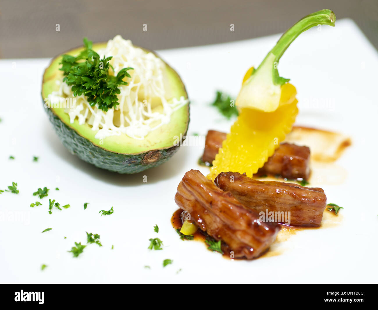 Köstliches Gourmet-Teller mit Avocado in die weiße Platte Stockfoto