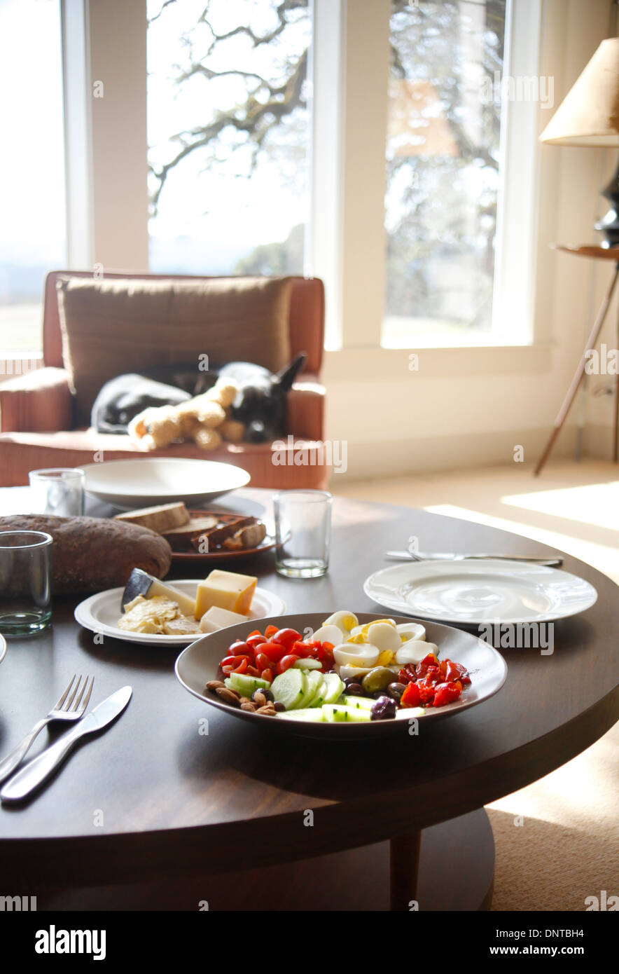 Teller mit Essen auf den Tisch im Haus Stockfoto