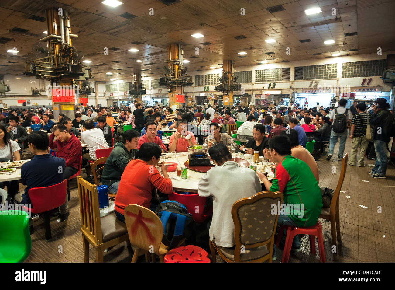 Pei Ho Straße gekocht Food Centre in Hong Kong Sham Shui Po Bezirk wird beschäftigt, während der Abend-rush Stockfoto
