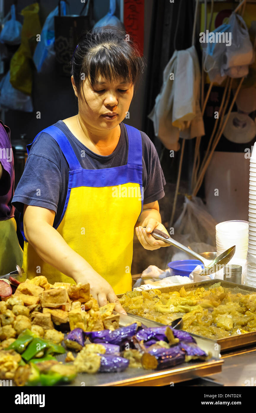 Servieren bei einer Garküche Hongkong Street, Causeway Bay Stockfoto
