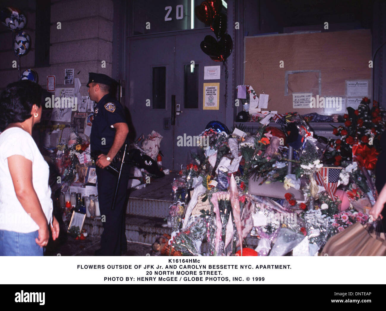 20. Juli 1999 - K16164HMc.FLOWERS außerhalb von JFK Jr. und CAROLYN BESSETTE NYC. WOHNUNG... 20 NORTH MOORE STREET... HENRY McGEE / 1999 (Kredit-Bild: © Globe Photos/ZUMAPRESS.com) Stockfoto