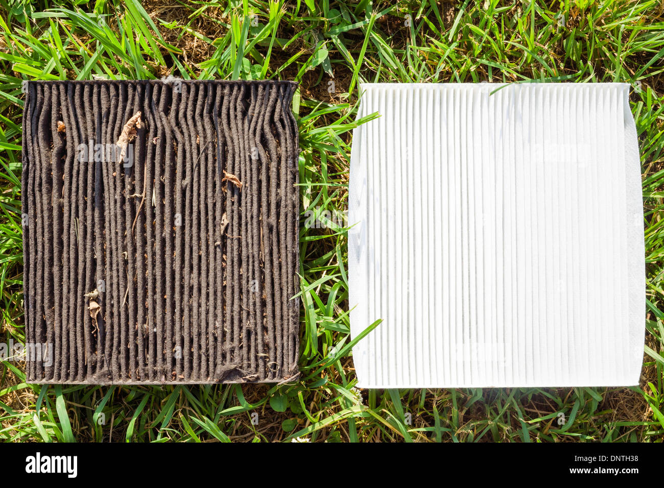 Luftfilter verschmutzt und sauberes Fahrzeug auf dem grünen Rasen Stockfoto