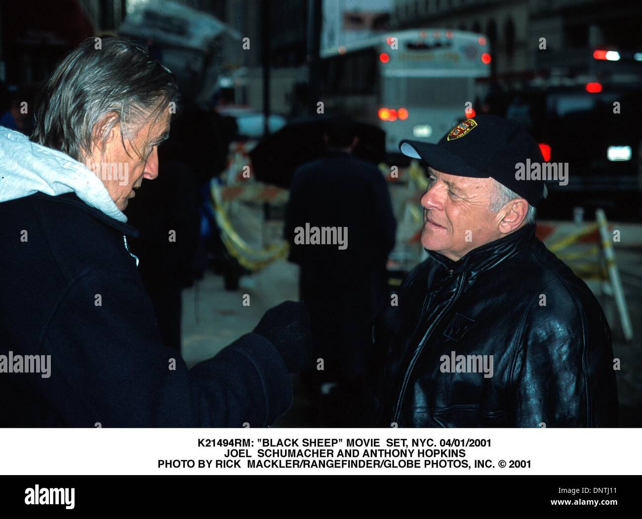 1. April 2001 - K21494RM: '' schwarze Schafe '' FILMSET, NYC. 04/01/2001.JOEL SCHUMACHER UND ANTHONY HOPKINS. RICK MACKLER / 2001 (Kredit-Bild: © Globe Photos/ZUMAPRESS.com) Stockfoto