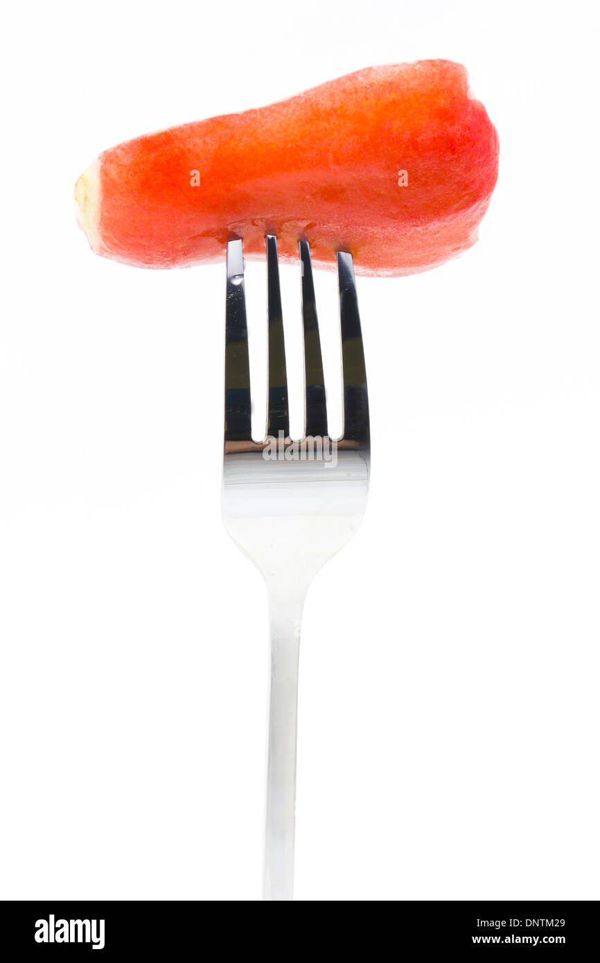Rosenapfel Stück mit Gabel isoliert auf weiss. Stockfoto
