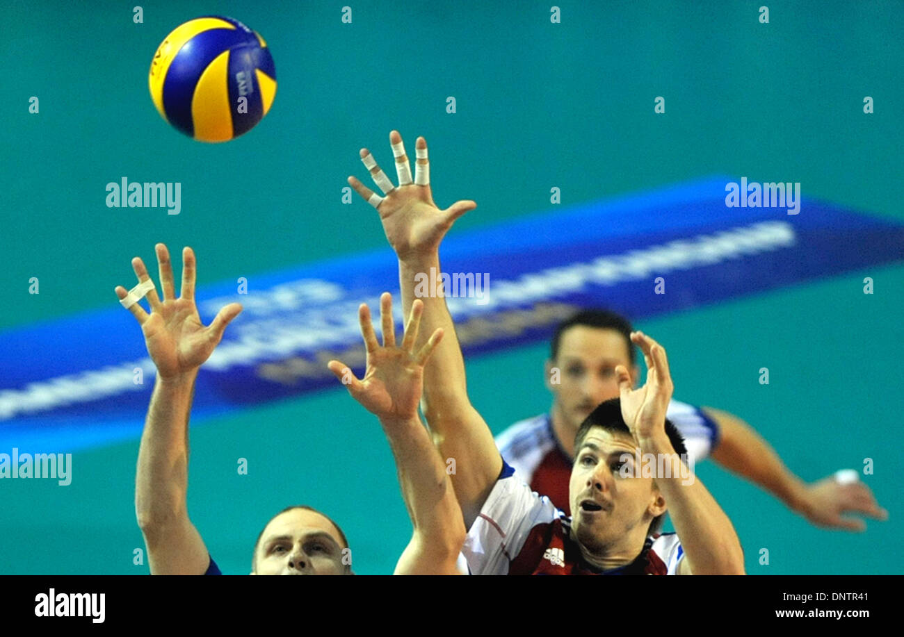 Von links: Ondrej Boula, David Konecny und Vladimir Sobotka der Tschechischen Republik im Bild während der Männer Volleyball World Championship Qualifikation Match, Gruppe I, Tschechien Vs Zypern spielte in Opava, Tschechische Republik, 4. Januar 2014. (Foto/Jaroslav Ozana CTK) Stockfoto