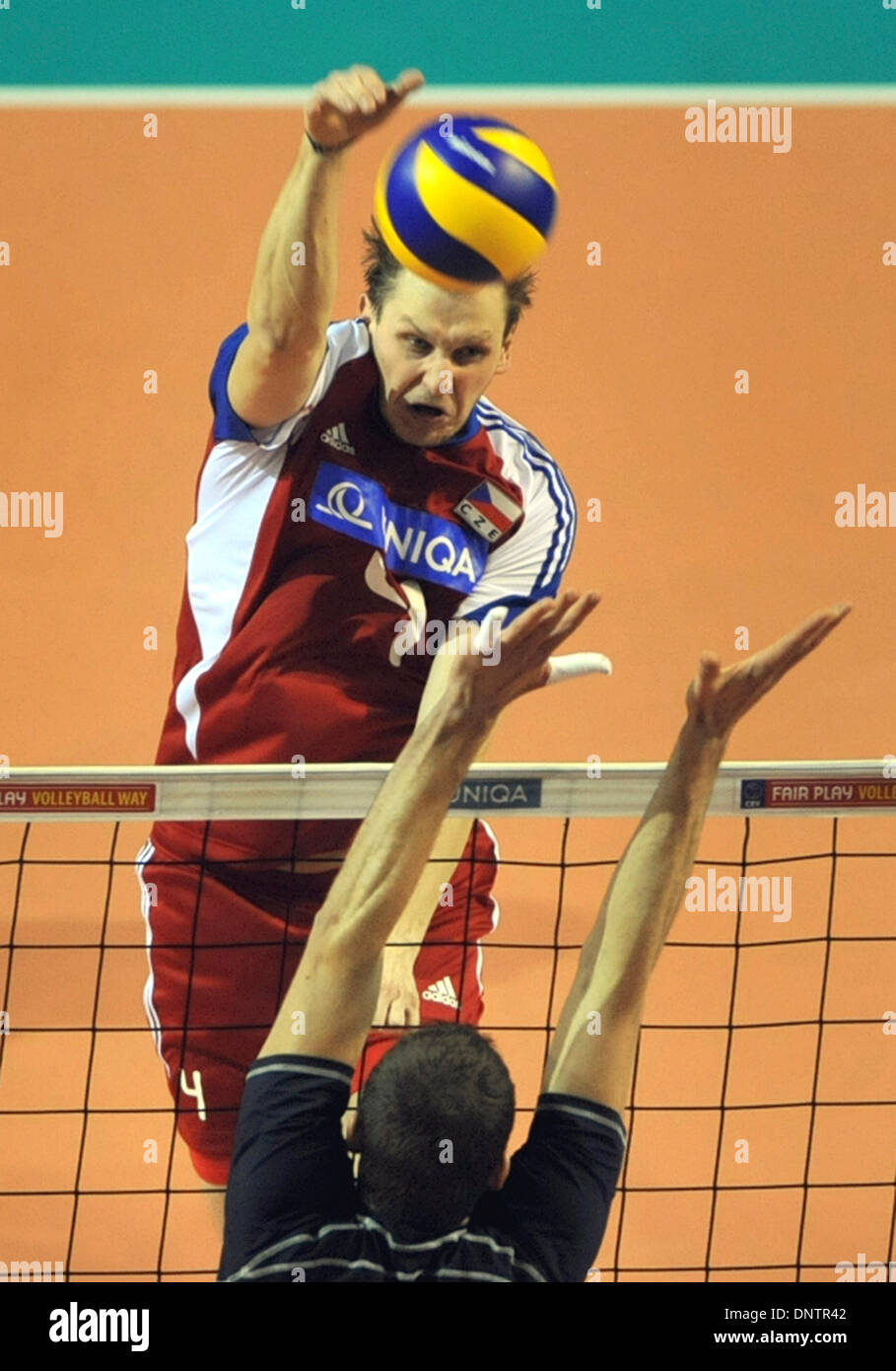 Von links: Radek Mach der Tschechischen Republik und Angelos Alexiou Zypern abgebildet, während die Männer Volleyball Welt WM-Qualifikationsspiel, Gruppe I, Tschechien Vs Zypern spielte in Opava, Tschechische Republik, 4. Januar 2014. (Foto/Jaroslav Ozana CTK) Stockfoto