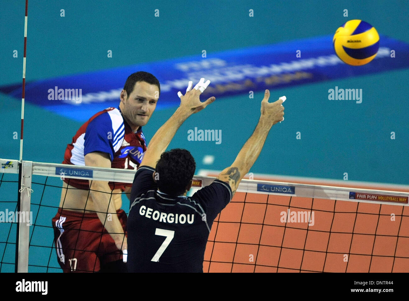 Von links: David Konecny der Tschechischen Republik und Gabriel Georgiou Zyperns im Bild während der Männer Volleyball World Championship Qualifikation Match, Gruppe I, Tschechien Vs Zypern, SP in Opava, Tschechische Republik, 4. Januar 2014. (Foto/Jaroslav Ozana CTK) Stockfoto