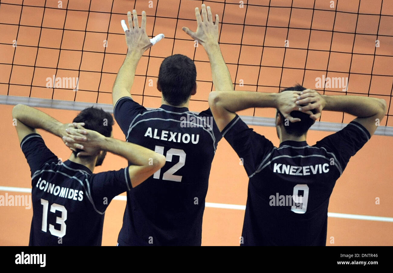 Von links: Anthimos Economides, Angelos Alexiou und Vladimir Knezevic Zypern Gesten während der Männer Volleyball World Championship Qualifikation Match, Gruppe I, Tschechien Vs Zypern spielte in Opava, Tschechische Republik, 4. Januar 2014. (Foto/Jaroslav Ozana CTK) Stockfoto