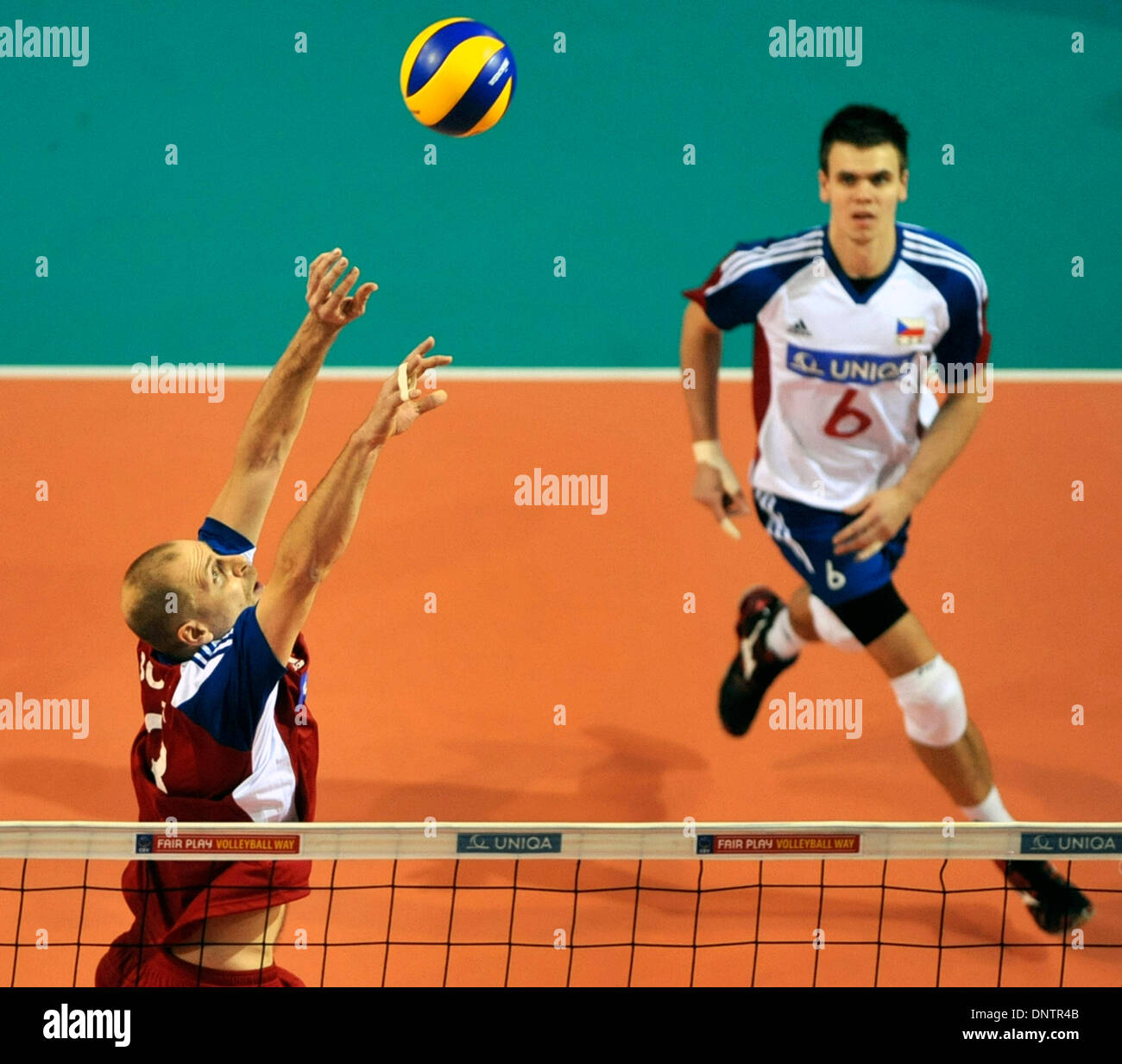 Von links: Ondrej Boula und Petr Michalek der Tschechischen Republik abgebildet, während die Männer-Volleyball WM Qualifikation übereinstimmen, Gruppe I, Tschechien Vs Zypern spielte in Opava, Tschechische Republik, 4. Januar 2014. (Foto/Jaroslav Ozana CTK) Stockfoto