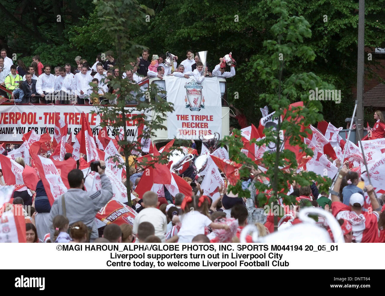 20. Mai 2001 - Liverpool, Großbritannien - Â © MAGI HAROUN ALPHA / Sport M044194 20 05 01.Liverpool Fans erweisen sich im Stadtzentrum von Liverpool heute, um Liverpool Football Club nach ihren Höhen-Saison begrüßen zu dürfen. Liverpool gewann den Worthington Cup, FA Cup und den UEFA-Cup in einer Saison, die das Team auch für die nächsten YearÃ•s Champions League qualifizieren gesehen hat. (Kredit-Bild: © Stockfoto