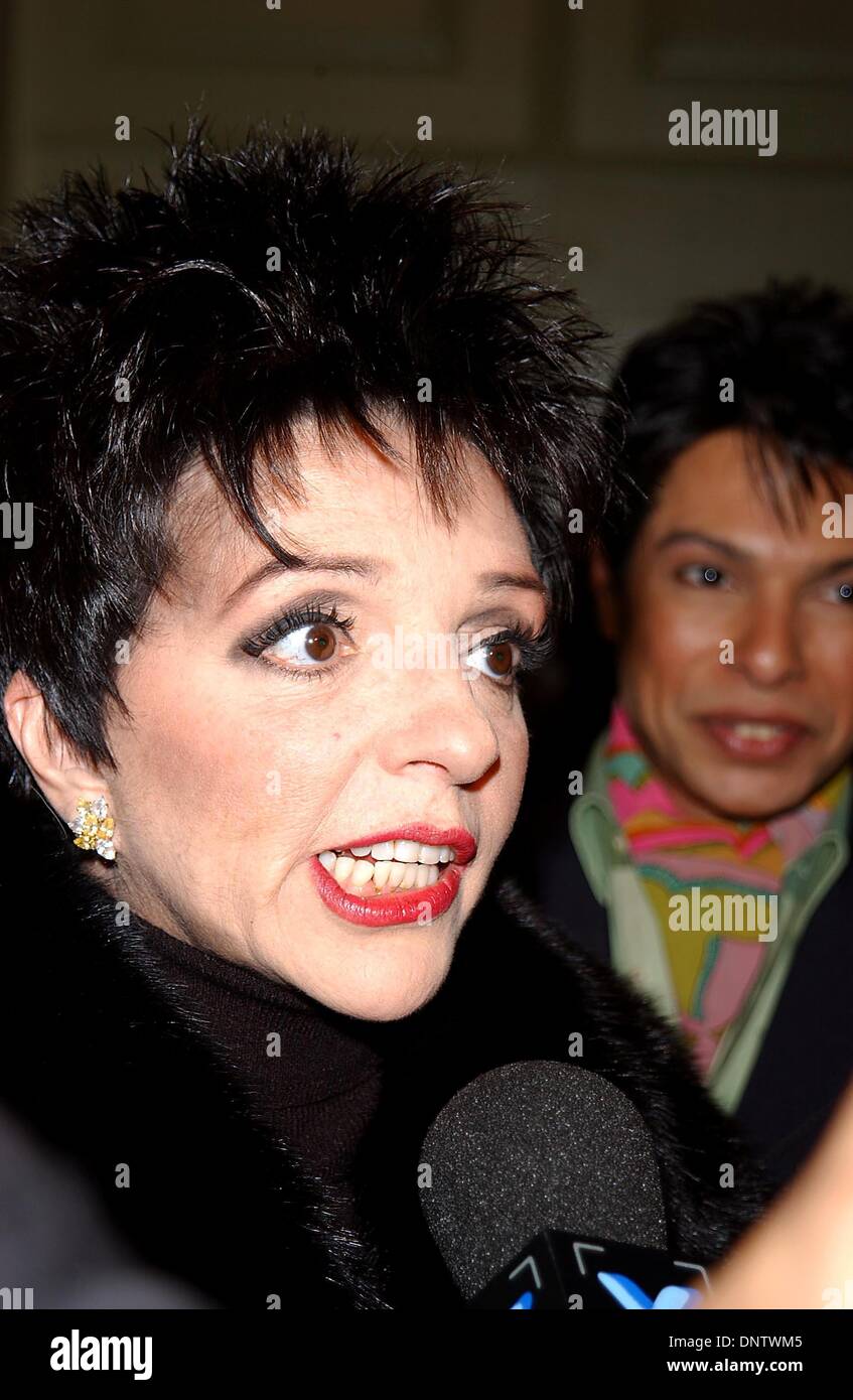 20. Mai 2002 - K25126AR: 5/20/02.THE ATLANTIC THEATER COMPANY SPRING GALA BENEFIT "eine Nacht IN der Stadt '' Hommage an HBO MICHAEL PATRICK KING an der REGENT WALL STREET HOTEL IN NYC... ANDREA RENAULT / 2002.LIZA MINNELLI (Kredit-Bild: © Globe Photos/ZUMAPRESS.com) Stockfoto