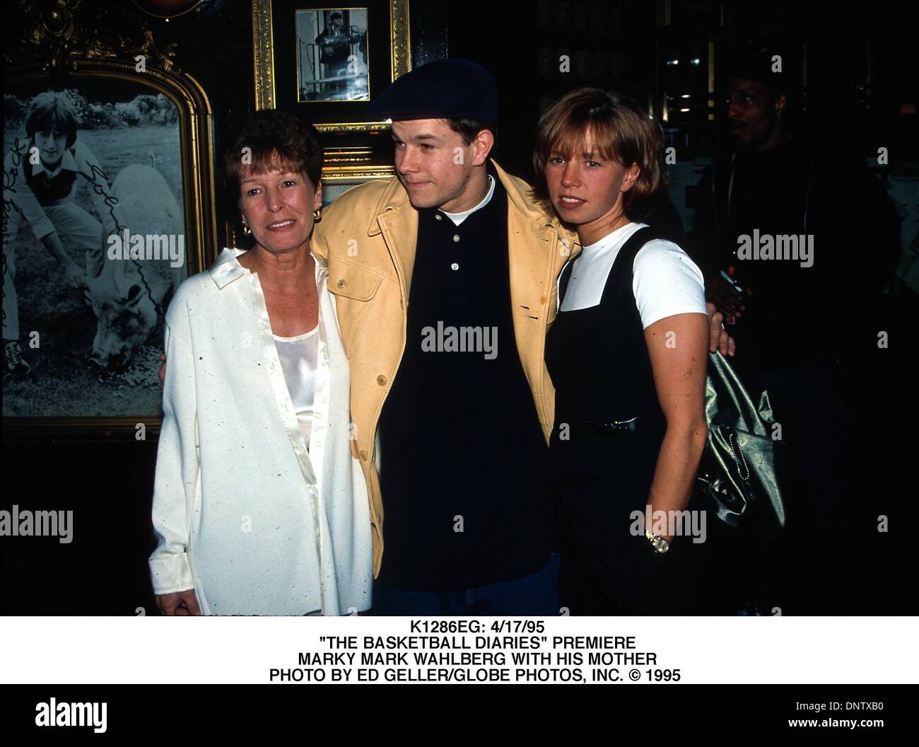 17. April 1995 - K1286EG: 17.04.95.'' THE BASKETBALL DIARIES'' PREMIERE. MARKY MARK WAHLBERG MIT SEINER MUTTER. ED GELLER / 1995 (Kredit-Bild: © Globe Photos/ZUMAPRESS.com) Stockfoto