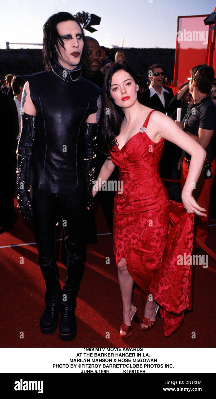 5. Juni 1999 - AWARDS K15810FB 06/05/99.1999 MTV MOVIE. BARKER AUFHÄNGER IN LA, CA... MARILYN MANSON & ROSE McGOWAN. FITZROY BARRETT / 1999 (Kredit-Bild: © Globe Photos/ZUMAPRESS.com) Stockfoto