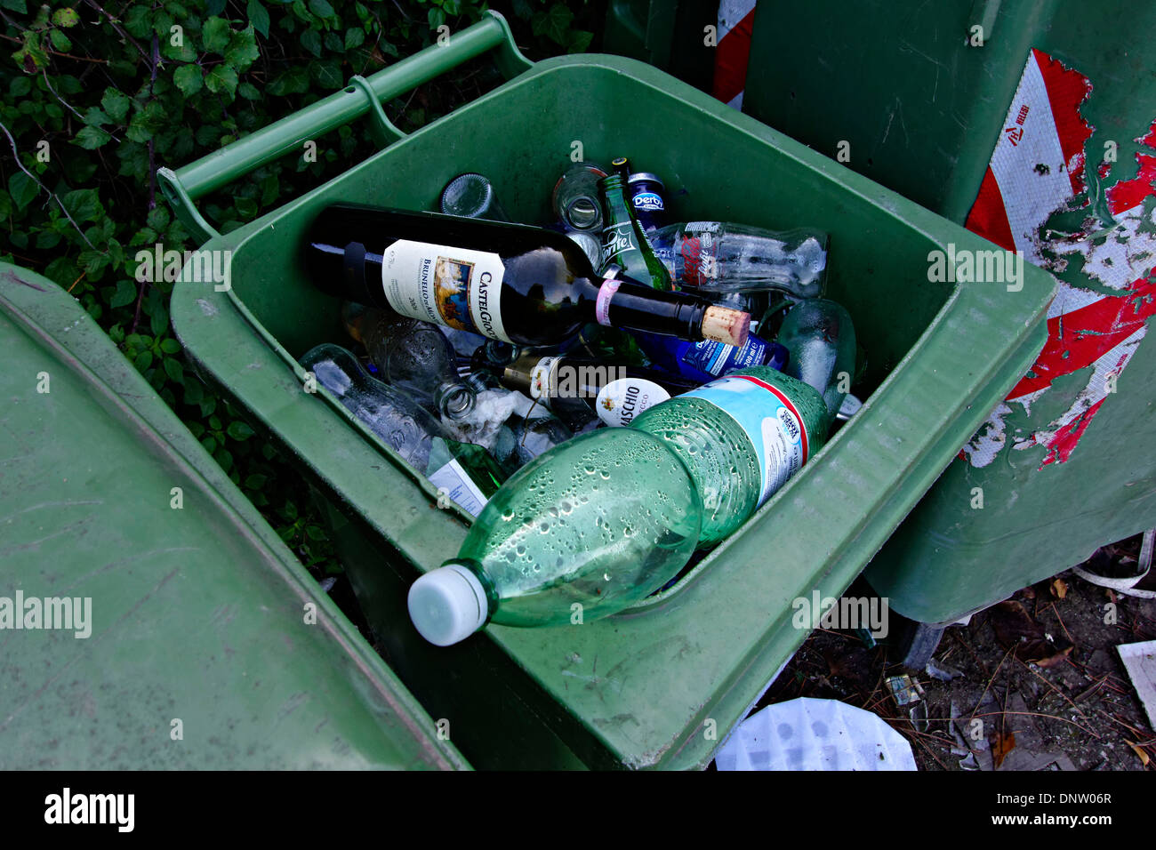 Plastikeimer voller leere Wein und Wasser in Flaschen Stockfoto