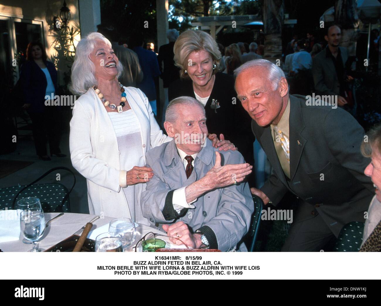 15. August 1999 - K16341MR: 8/15/99.BUZZ ALDRIN gefeiert IN BEL AIR, Kalifornien. MILTON BERLE MIT FRAU LORNA & BUZZ ALDRIN MIT FRAU LOIS. MILAN RYBA / 1999 (Kredit-Bild: © Globe Photos/ZUMAPRESS.com) Stockfoto