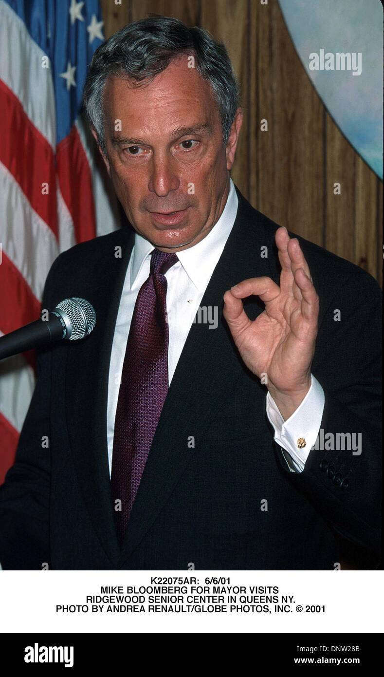 6. Juni 2001 - K22075AR: 6/6/01.MIKE besucht BLOOMBERG als Bürgermeister. RIDGEWOOD SENIOR CENTER IN QUEENS NEW YORK... ANDREA RENAULT / 2001 (Kredit-Bild: © Globe Photos/ZUMAPRESS.com) Stockfoto