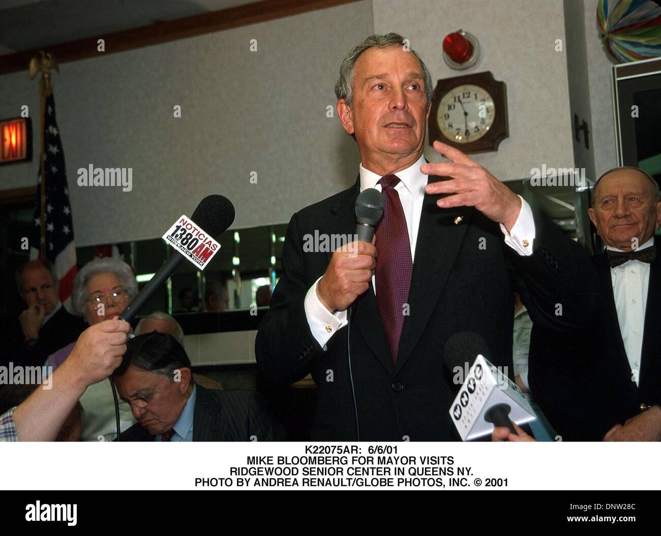 6. Juni 2001 - K22075AR: 6/6/01.MIKE besucht BLOOMBERG als Bürgermeister. RIDGEWOOD SENIOR CENTER IN QUEENS NEW YORK... ANDREA RENAULT / 2001 (Kredit-Bild: © Globe Photos/ZUMAPRESS.com) Stockfoto