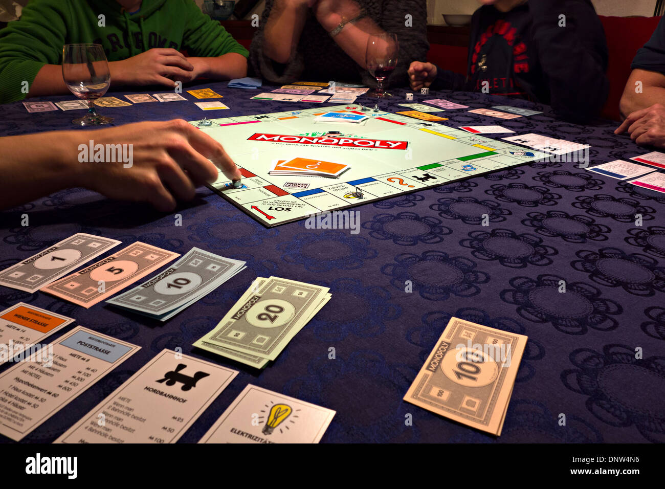Monopoly-Spiel gespielt wird, Deutschland, Europa Stockfoto