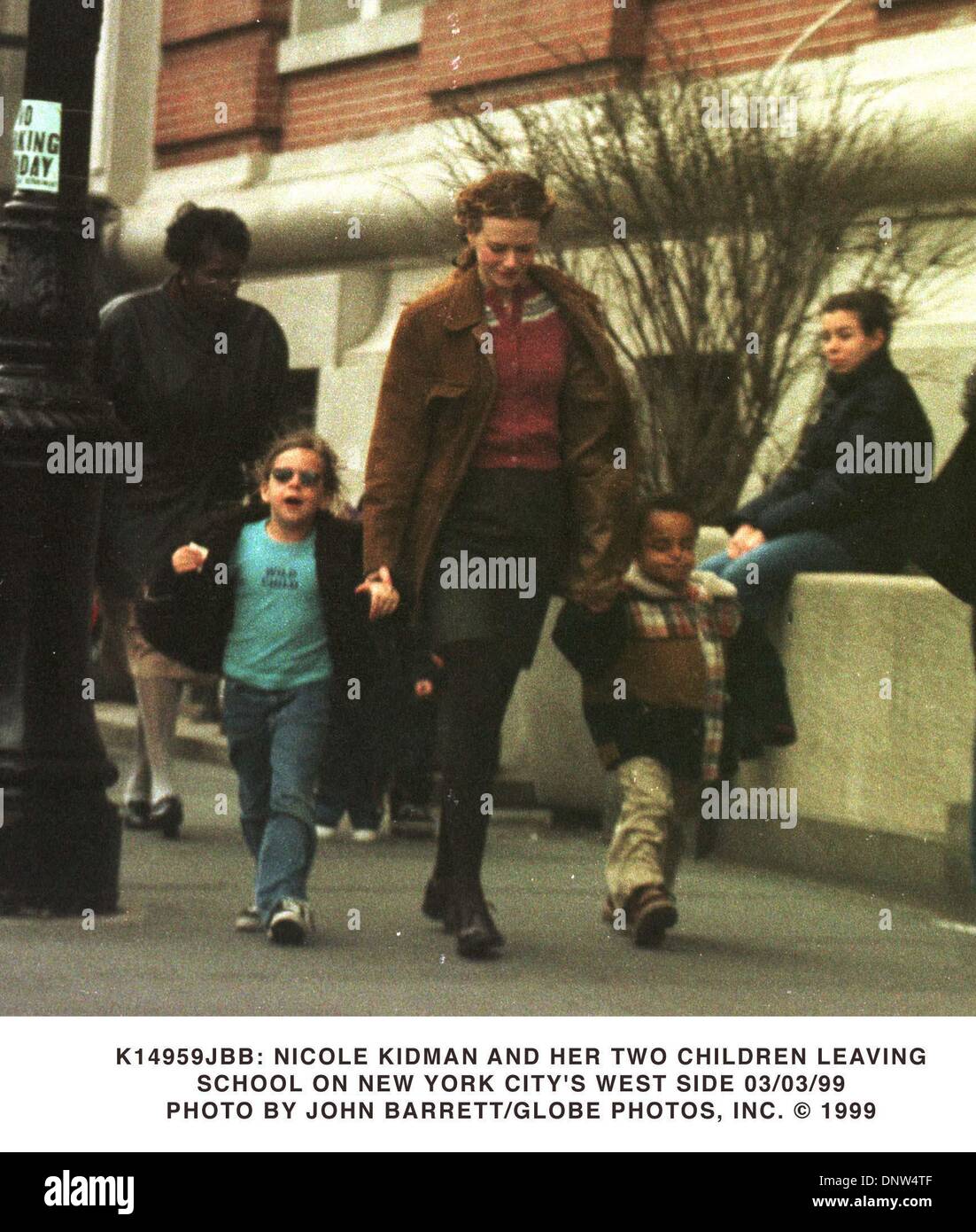 3. März 1999 - K14959JBB 3/3/99.NEW YORK CITY. NICOLE KIDMAN UND IHREN BEIDEN KINDERN. DIE SCHULE AUF DER WESTSEITE VERLASSEN... Bildnachweis: JOHN BARRETT / 1999 (Kredit-Bild: © Globe Photos/ZUMAPRESS.com) Stockfoto