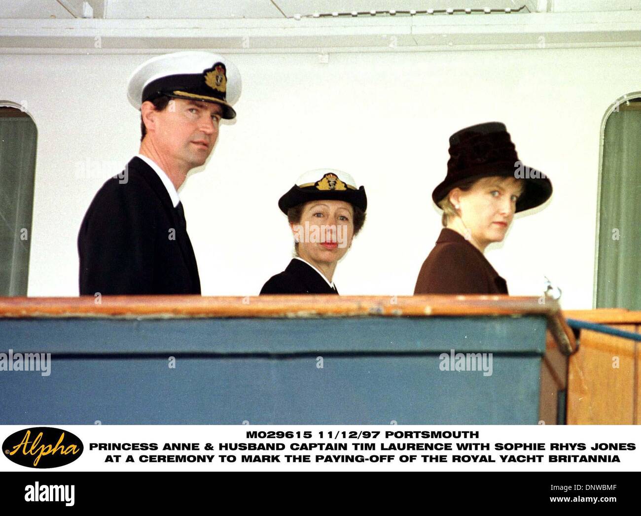 11. Dezember 1997 - Portsmouth, UK - The Princess Royal, in der Uniform eines Konteradmirals, Bretter Britannia mit Ehemann Captain Timothy Laurence und Miss Sophie Rhys-Jones bei Portsmouth Naval Base vor heutigen Zahlen-off Zeremonie endenden vierundvierzig Jahre für die königliche Yacht service. (Kredit-Bild: © Globe Photos/ZUMAPRESS.com) Stockfoto