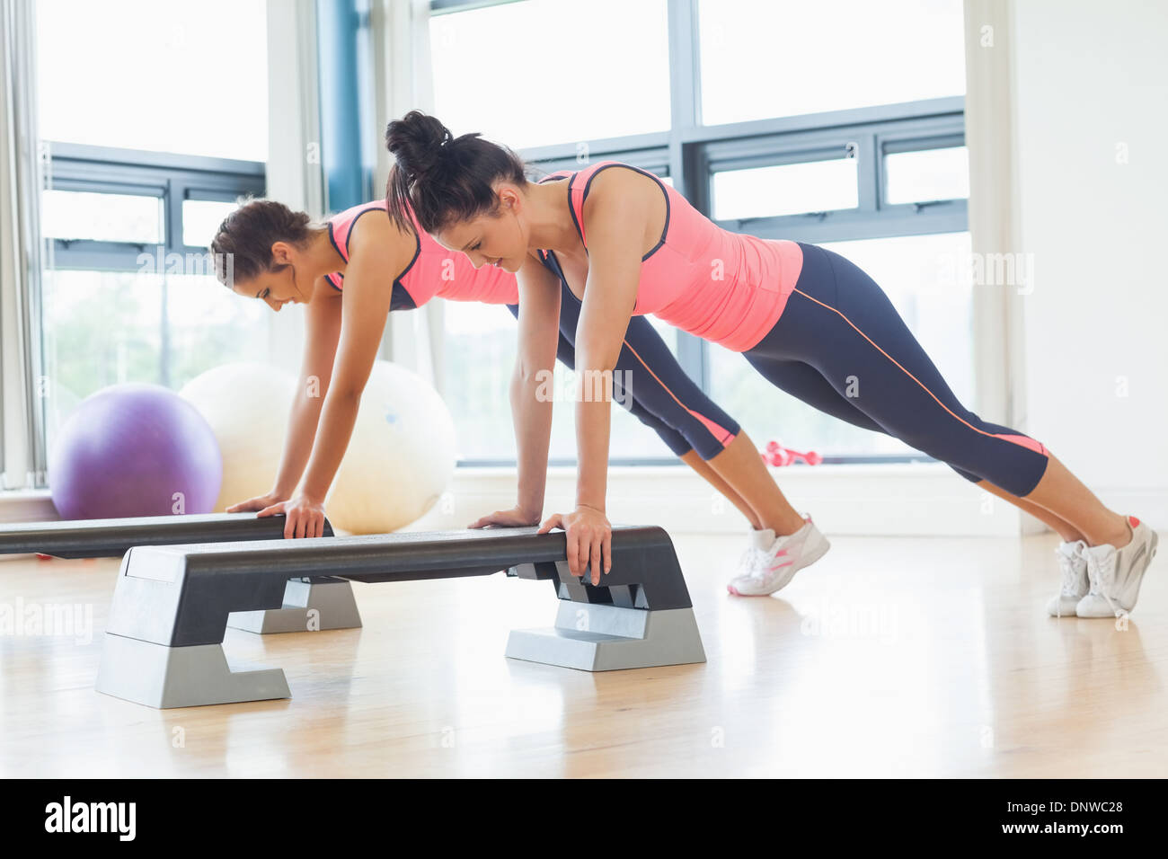 Zwei passen Frauen Step-Aerobic-Training im Fitness-Studio Stockfoto