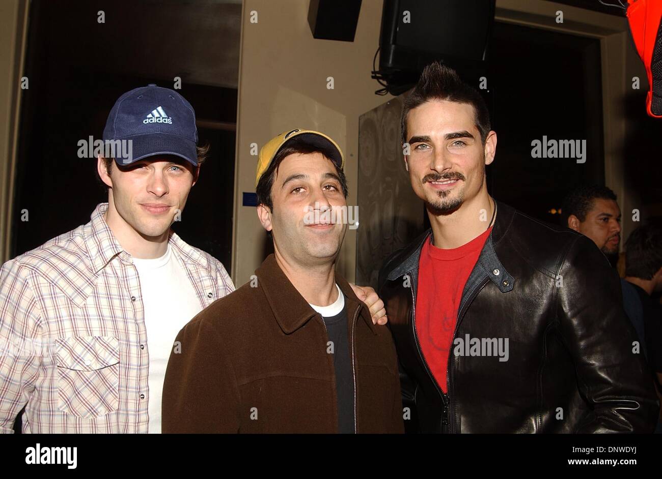 14. März 2002 - K24387AG: CLUB GREENLIGHT. BEI GQ LOUNGE, LA, CA 03/13/2002.KEVIN RICHARDSON, JAMES MARSDEN UND JASON WEINBERG. AMY GRÄBER / 2002. (D) (Kredit-Bild: © Globe Photos/ZUMAPRESS.com) Stockfoto