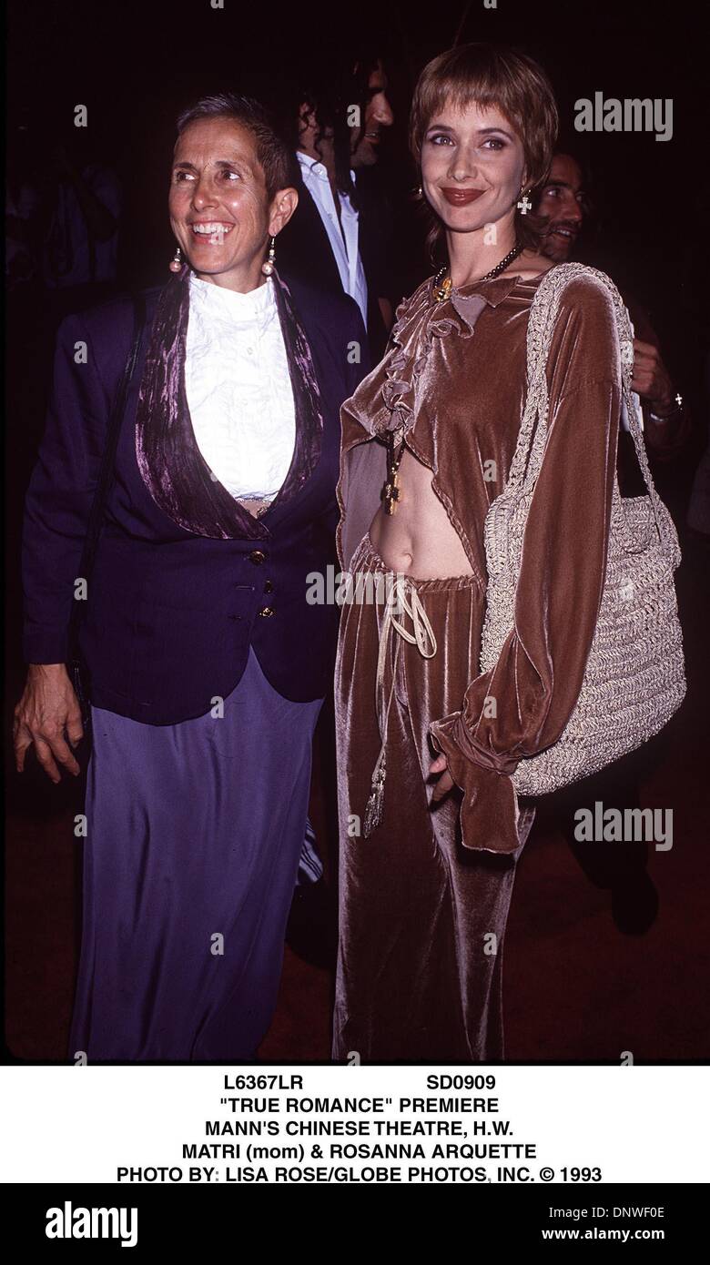 9. September 1993 - L6367LR SD0909.'' TRUE ROMANCE'' PREMIERE. MANNS CHINESE THEATRE, H.W. MATRI (Mom) & ROSANNA ARQUETTE. LISA ROSE / 1993 (Kredit-Bild: © Globe Photos/ZUMAPRESS.com) Stockfoto