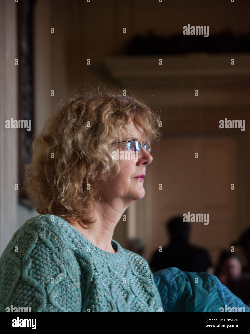 Frau allein Suche entfernt nachdenklichen Porträt Profil Stockfoto