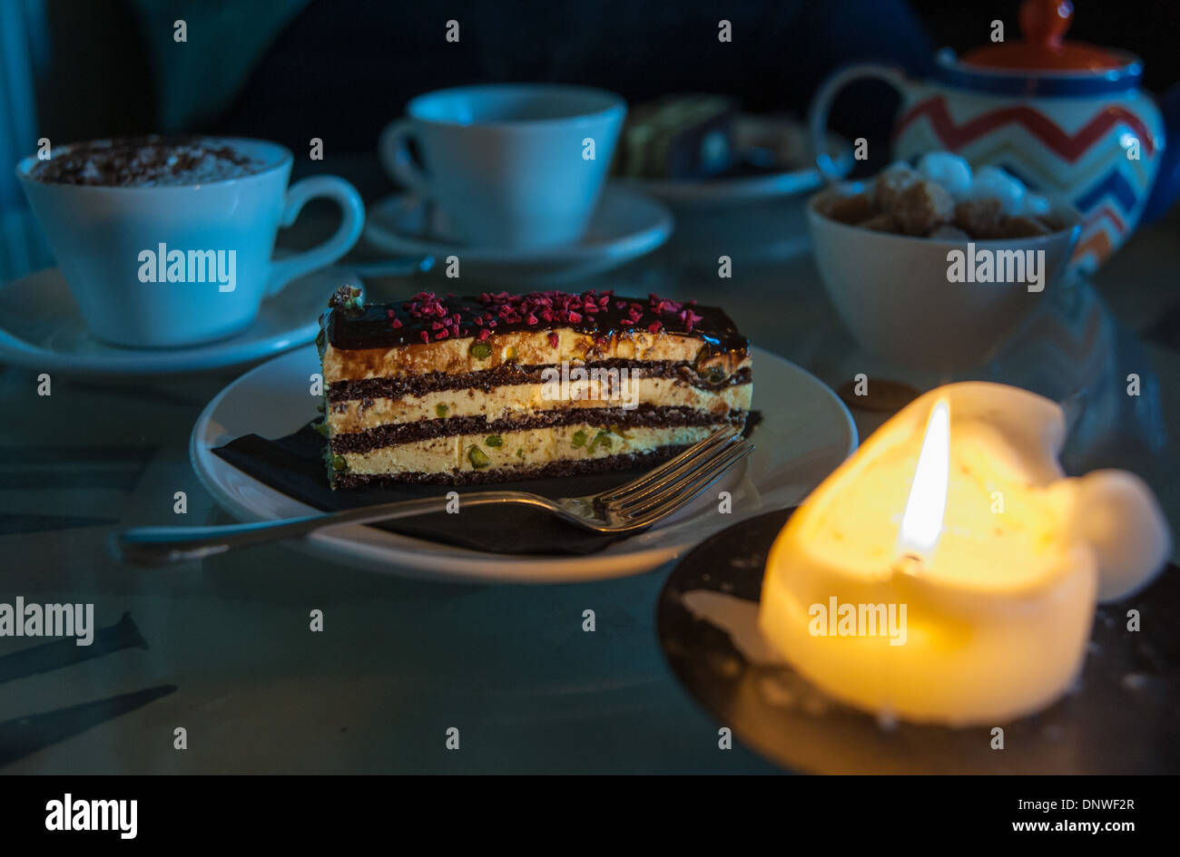 Schokolade und Pistazie, nachmittags Tee und Kaffee mit Candle-Light-Kuchen Stockfoto