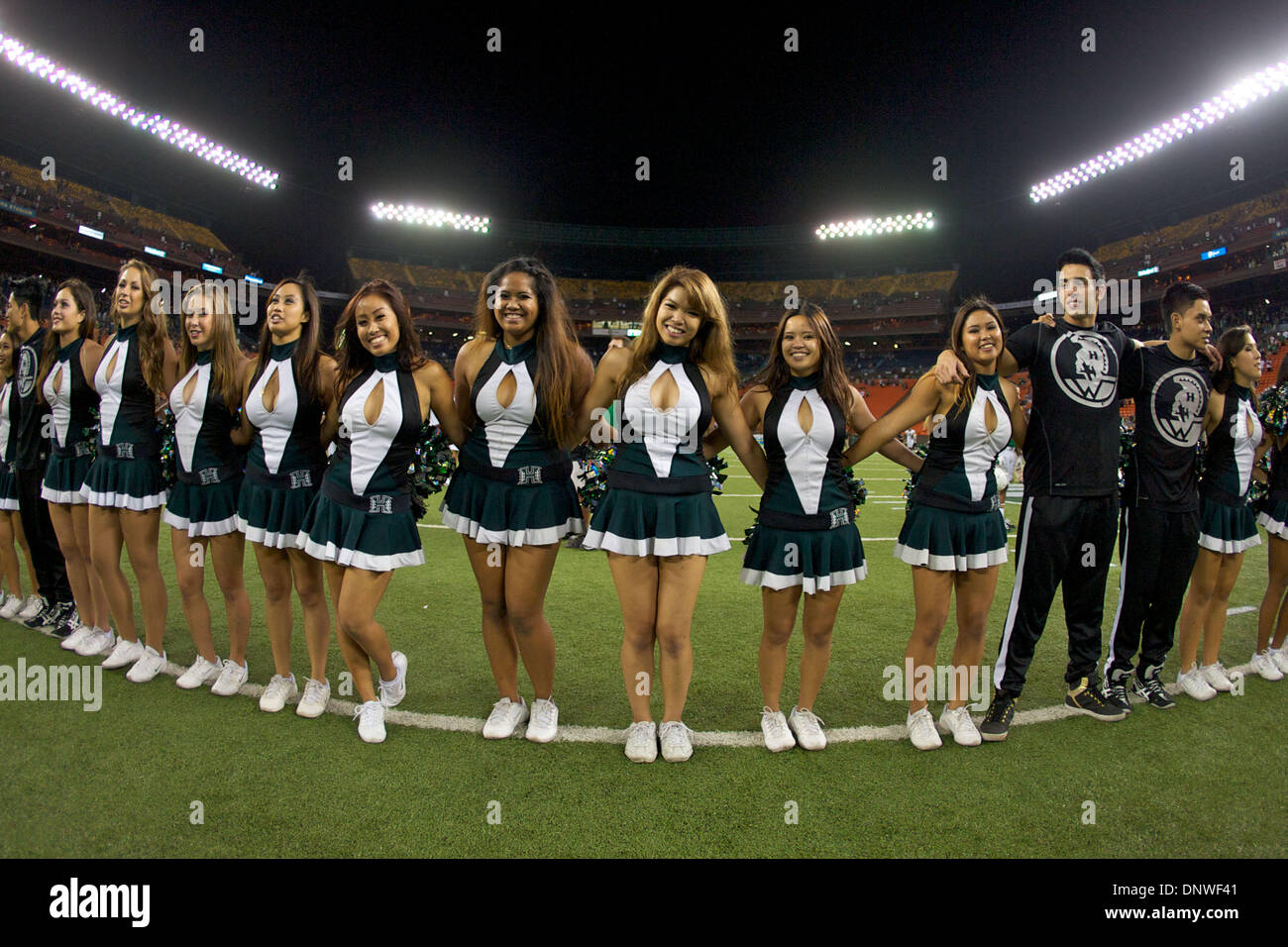 Honolulu, HI, Vereinigte Staaten. 30. November 2013. 30. November 2013 - Hawaii Rainbow Warrior Tänzer nach Aktion zwischen der Army Black Knights und Hawaii Rainbow Warriors im Aloha Stadium in Honolulu, HI. © Csm/Alamy Live-Nachrichten Stockfoto