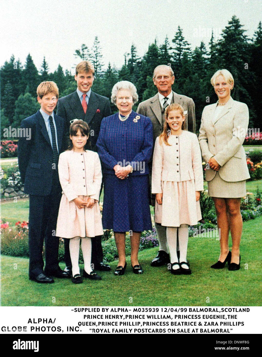 12. April 1999 - M035939 04.12.99. BALMORAL, SCHOTTLAND. PRINZ HEINRICH, PRINZ WILLIAM, PRINZESSIN EUGENIE. DIE KÖNIGIN, PRINZ PHILLIP, PRINZESSIN BEATRICE & ZARA PHILLIPS... '' KÖNIGLICHE Familie Postkarten zum Verkauf im BALMORAL "(Kredit-Bild: © Globe Photos/ZUMAPRESS.com) Stockfoto