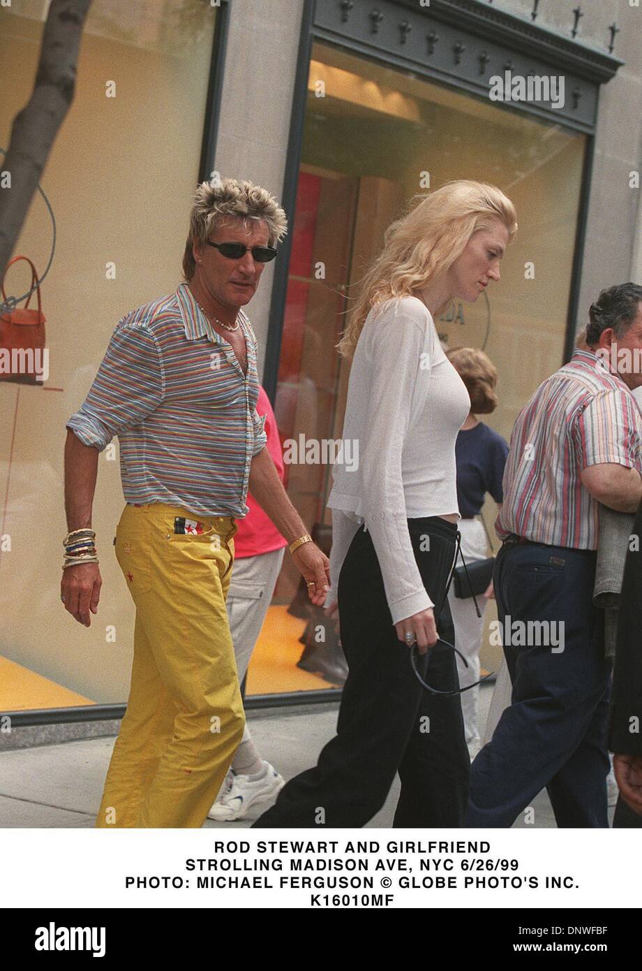 26. Juni 1999 - K16010MF 06/26/99.ROD STEWART und Freundin. SCHLENDERNDE MADISON AVENUE, NEW YORK... MICHAEL FERGUSON / 1999 (Kredit-Bild: © Globe Photos/ZUMAPRESS.com) Stockfoto